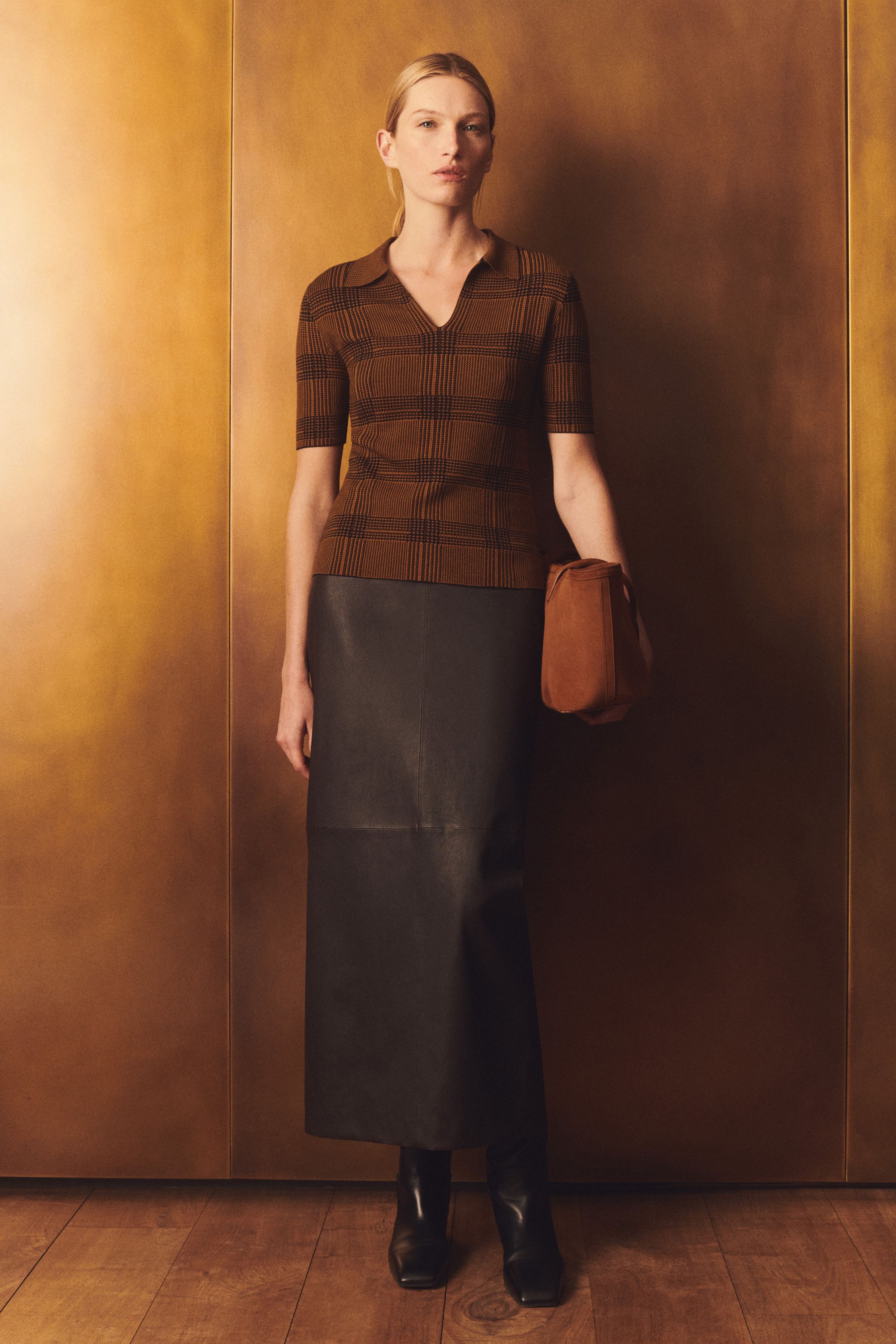Lafayette 148 New York以温润驼色与深棕色谱铺陈都会女性的静奢格调，利落西装、披肩式斗篷与皮革长裙在柔和光影中勾勒沉稳力量，极简却不失层次-顽石频道趋势研究